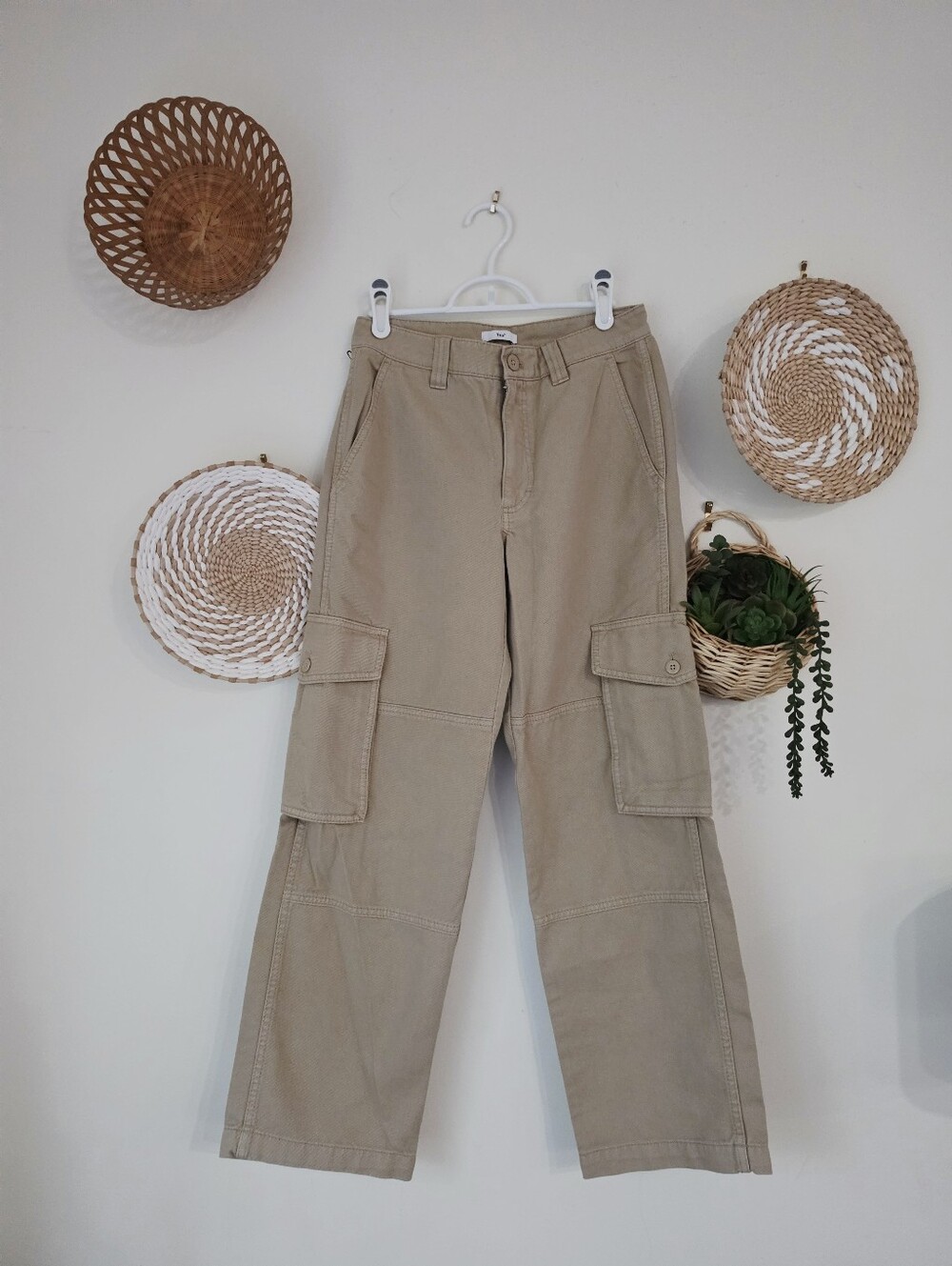 TNA Aritzia Cargo Pants Size 4